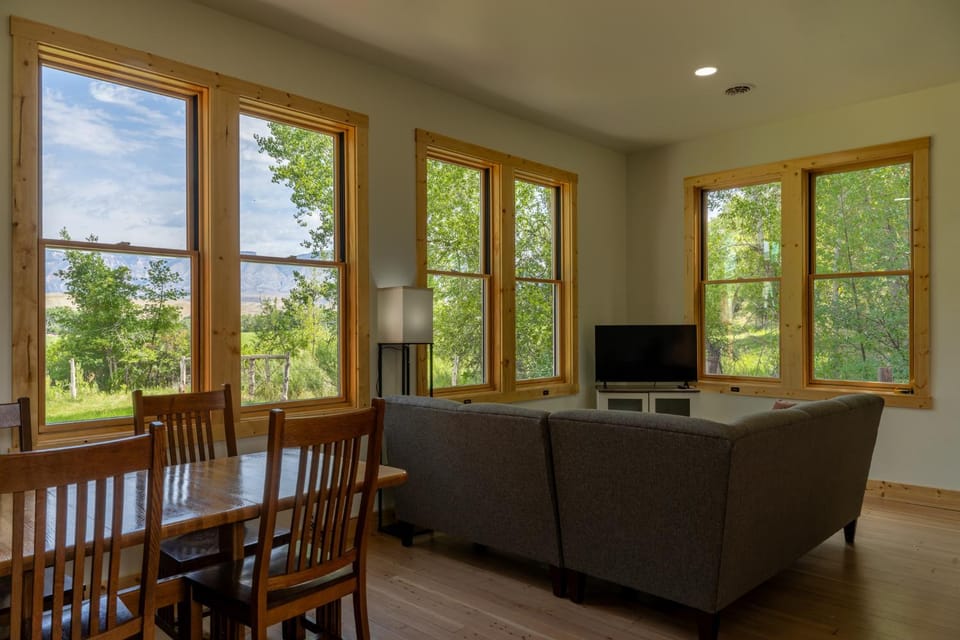 TV and multimedia, Living room, Seating area, Dining area
