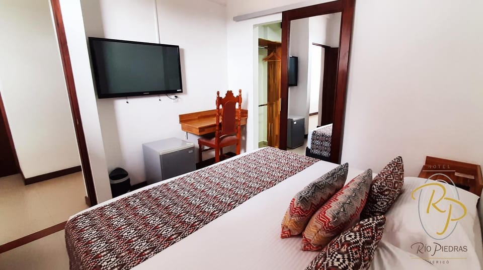 Bed, TV and multimedia, Photo of the whole room, Bedroom