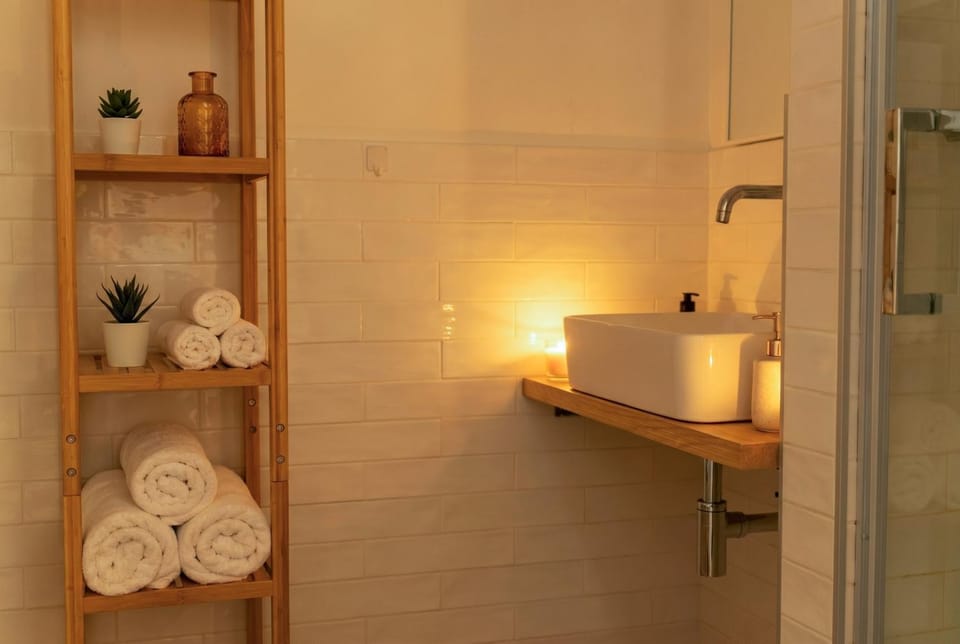 Bathroom, towels