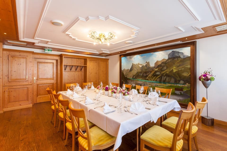 Restaurant/places to eat, Banquet/Function facilities, Meeting/conference room