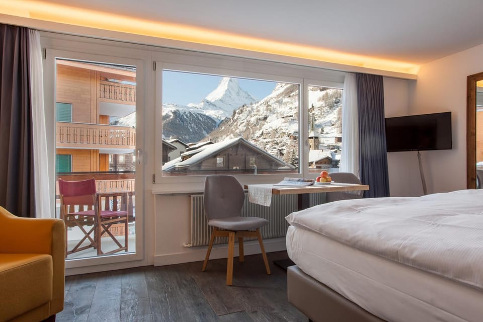 Nearby landmark, View (from property/room)