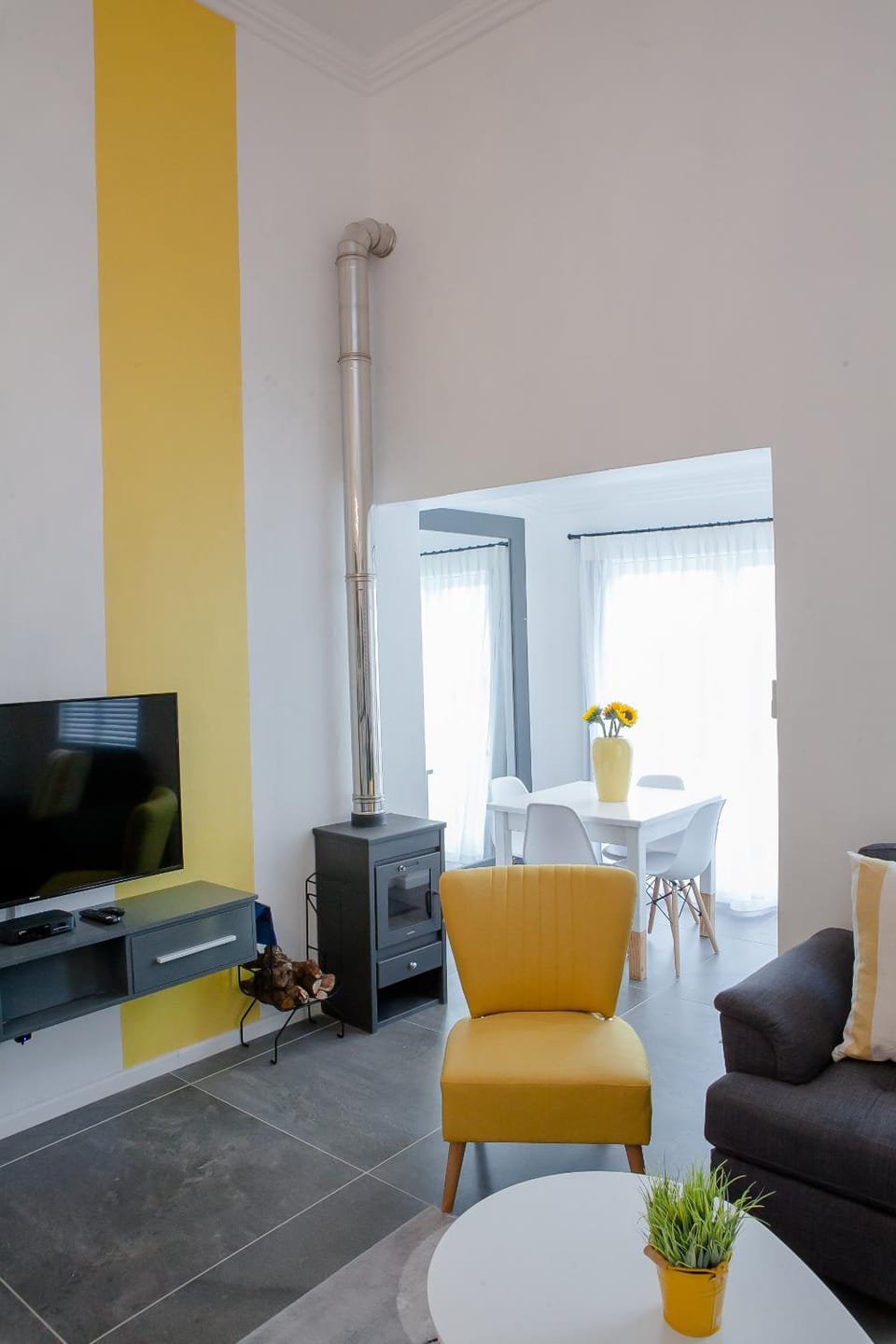 Nightclub / DJ, TV and multimedia, Living room, Seating area