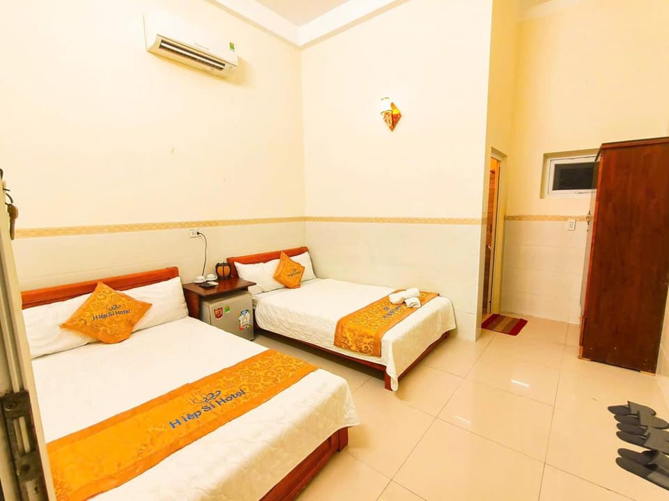 Bed, Photo of the whole room, Bedroom, wardrobe, air conditioner