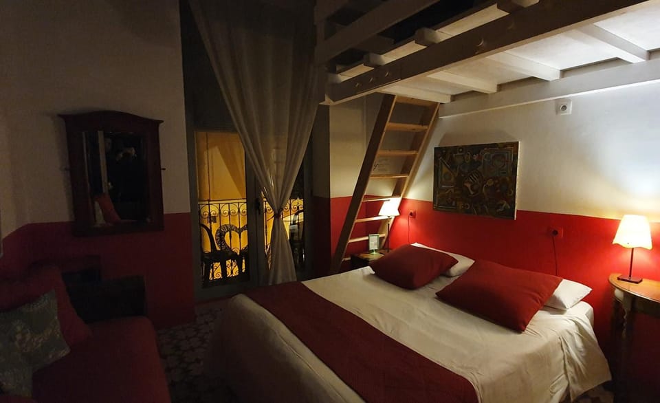 Bed, Photo of the whole room, Bedroom, Street view