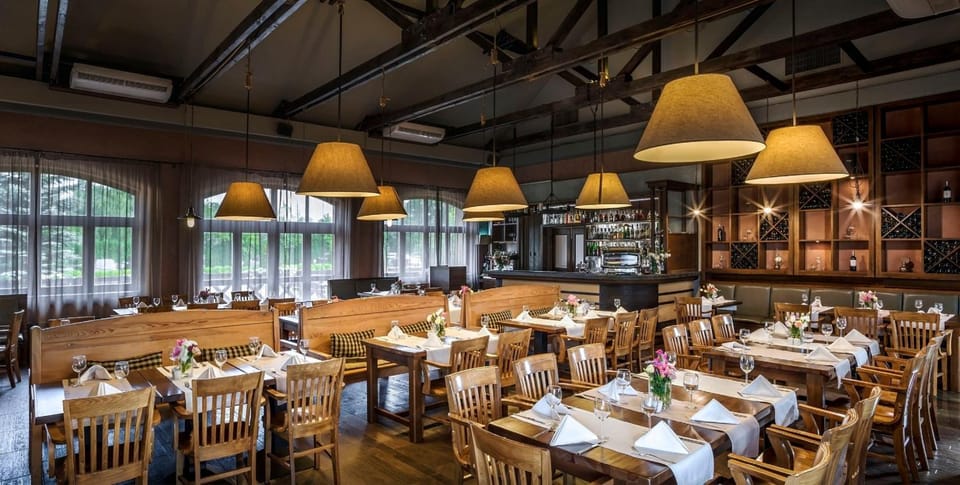 Restaurant/places to eat, Food and drinks, Banquet/Function facilities, Food