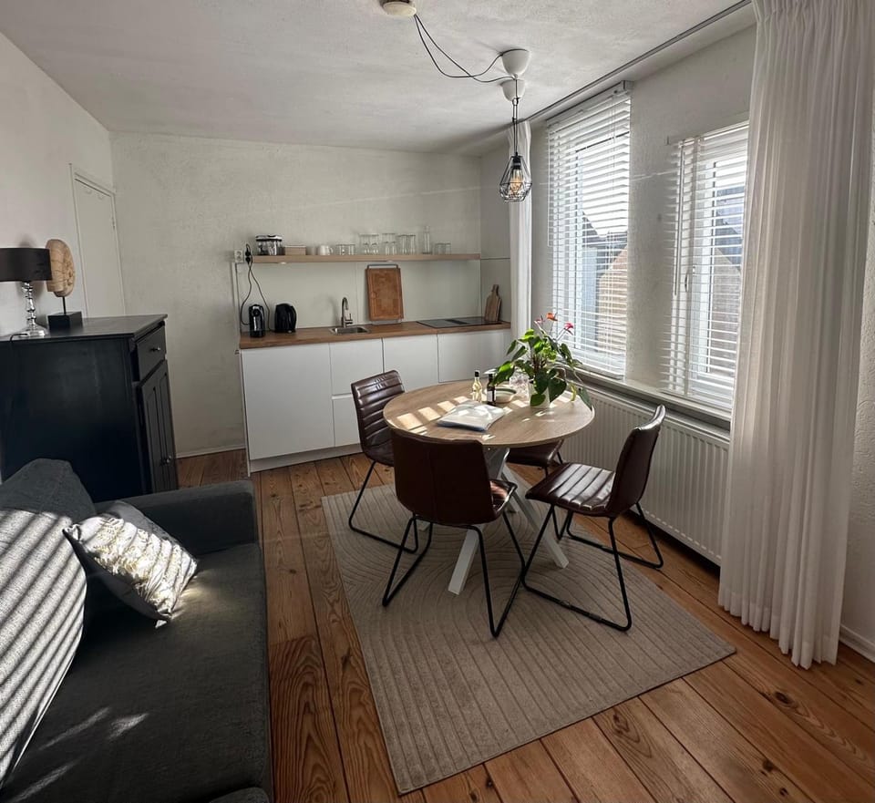 Kitchen or kitchenette, Living room, Seating area, Dining area, stove