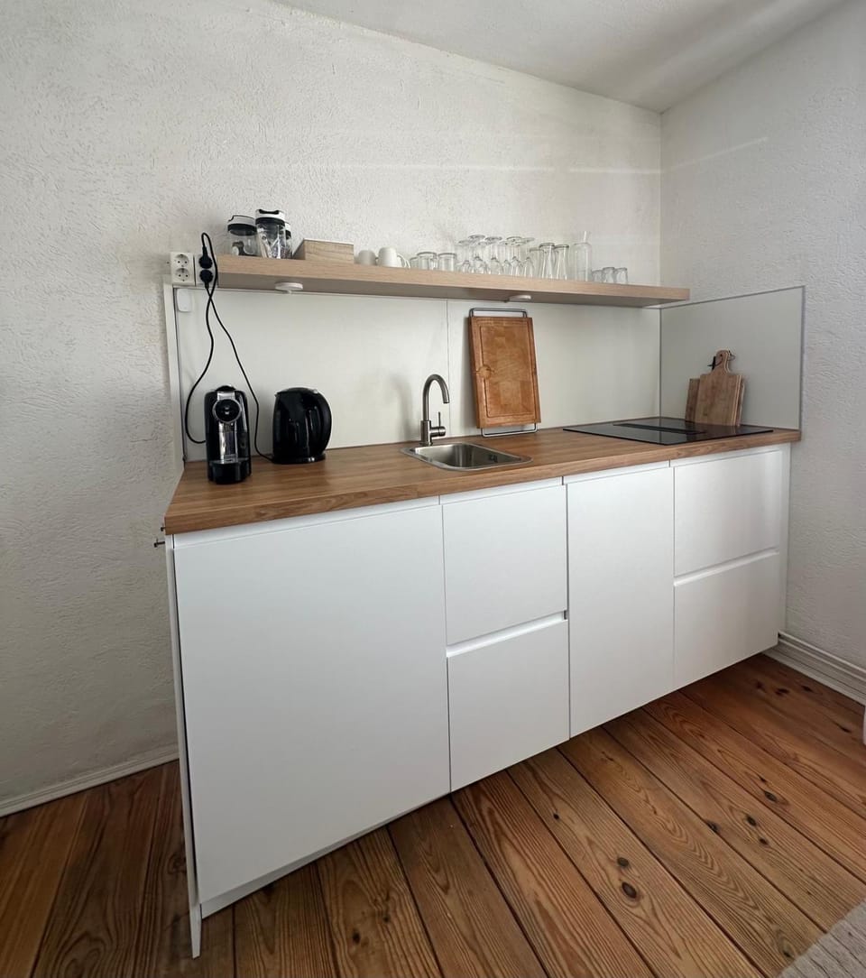 Coffee/tea facilities, Kitchen or kitchenette, stove, toaster