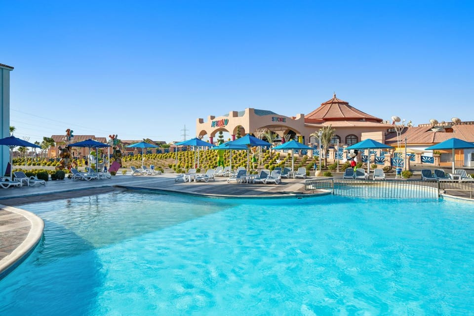 Swimming pool, sunbed
