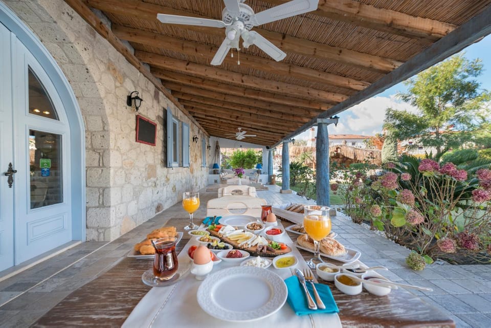 Patio, Restaurant/places to eat, Garden, Coffee/tea facilities, Balcony/Terrace, Seating area, Dining area, Garden view, Pool view, Swimming pool, Swimming pool, Breakfast, Inner courtyard view