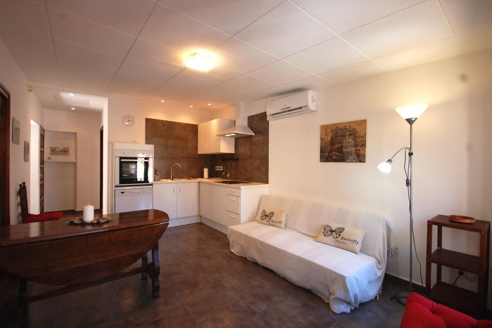 Kitchen or kitchenette, Seating area, Dining area
