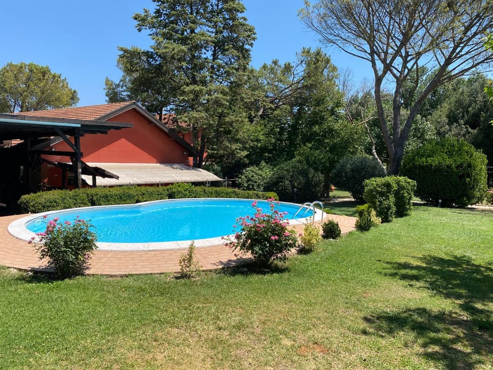 Property building, Spring, Day, Natural landscape, Summer, Garden, Floor plan, Garden view, Pool view, Swimming pool, Inner courtyard view, sunbed