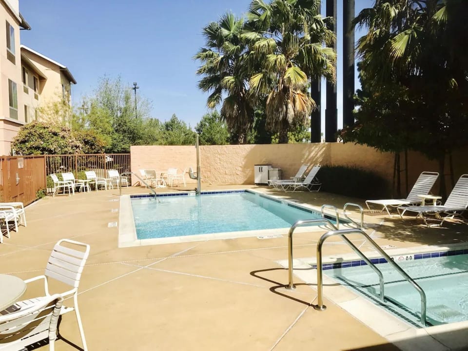 Day, Swimming pool, sunbed