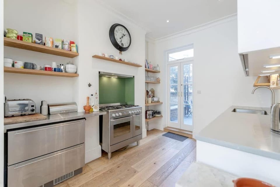 Vauxhall 3 Bed House by BaseToGo House in City of Westminster