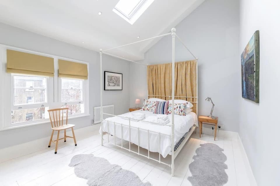 Vauxhall 3 Bed House by BaseToGo House in City of Westminster