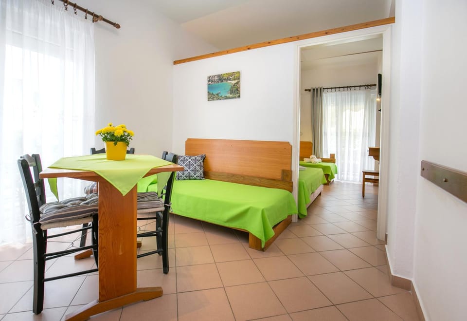 Kitchen or kitchenette, Dining area, Bedroom