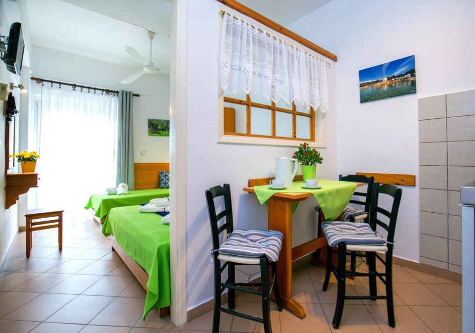 Kitchen or kitchenette, Bedroom