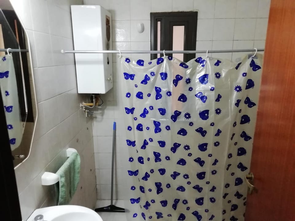 Shower, Toilet