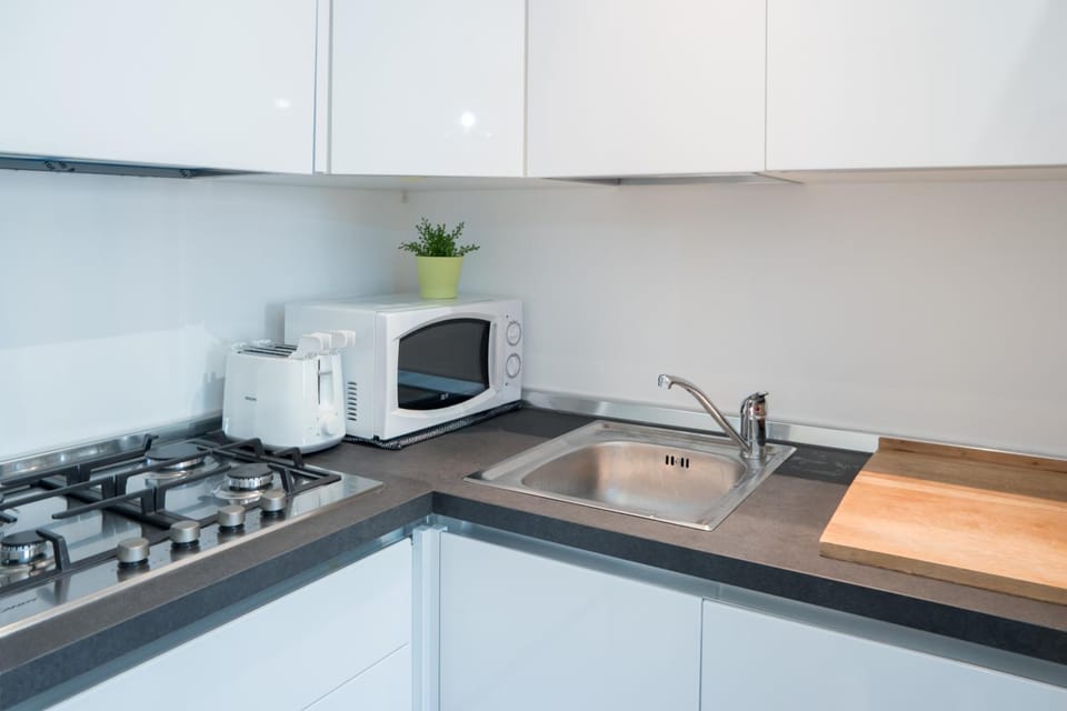 Coffee/tea facilities, Kitchen or kitchenette, stove, toaster