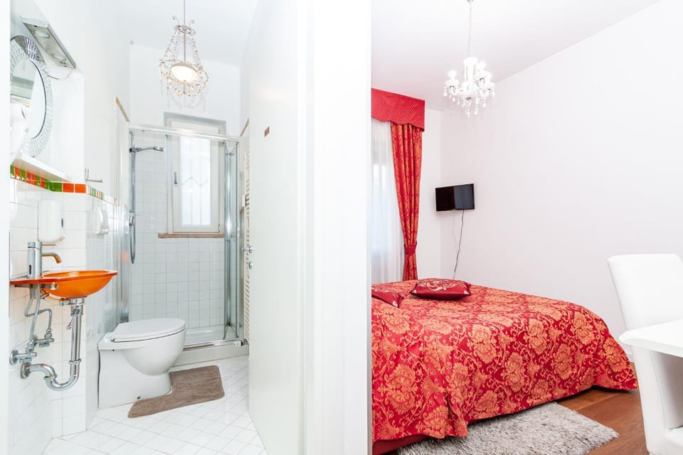 Shower, Toilet, Bed, Bathroom, TV and multimedia, Photo of the whole room, Bedroom, towels