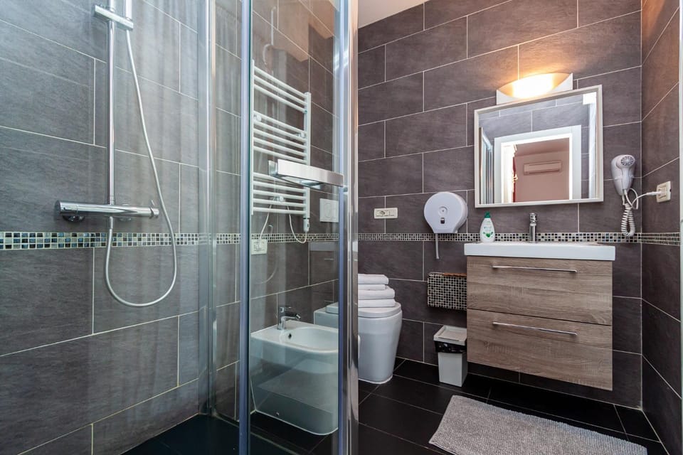 Shower, Toilet, Bathroom, towels