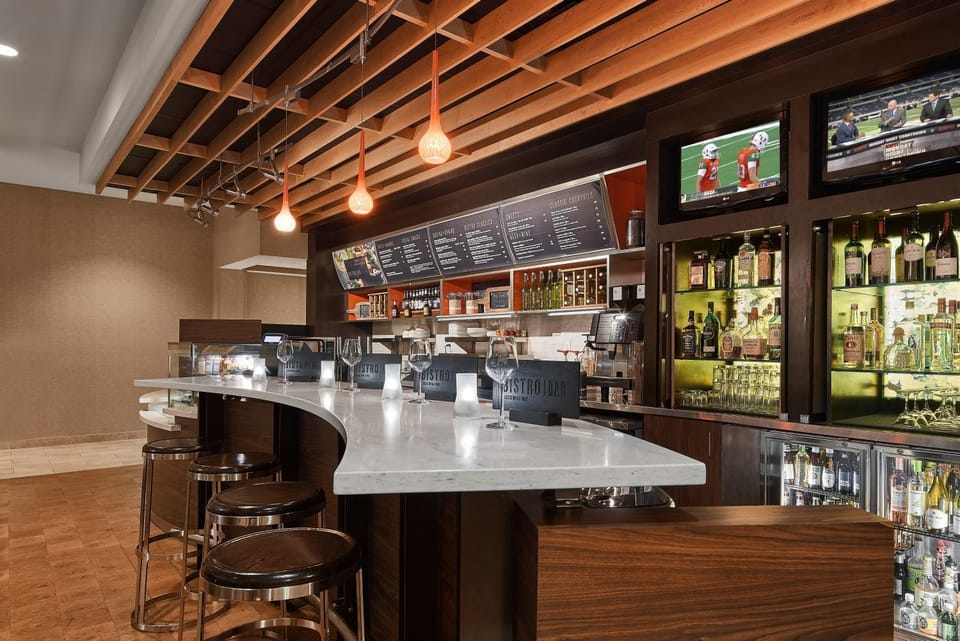 Restaurant/places to eat, Lounge or bar