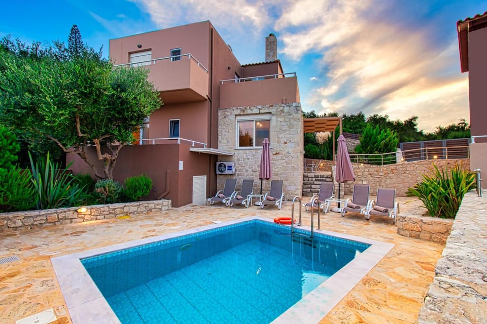 Property building, Patio, Day, Balcony/Terrace, Pool view, Swimming pool, Swimming pool, sunbed