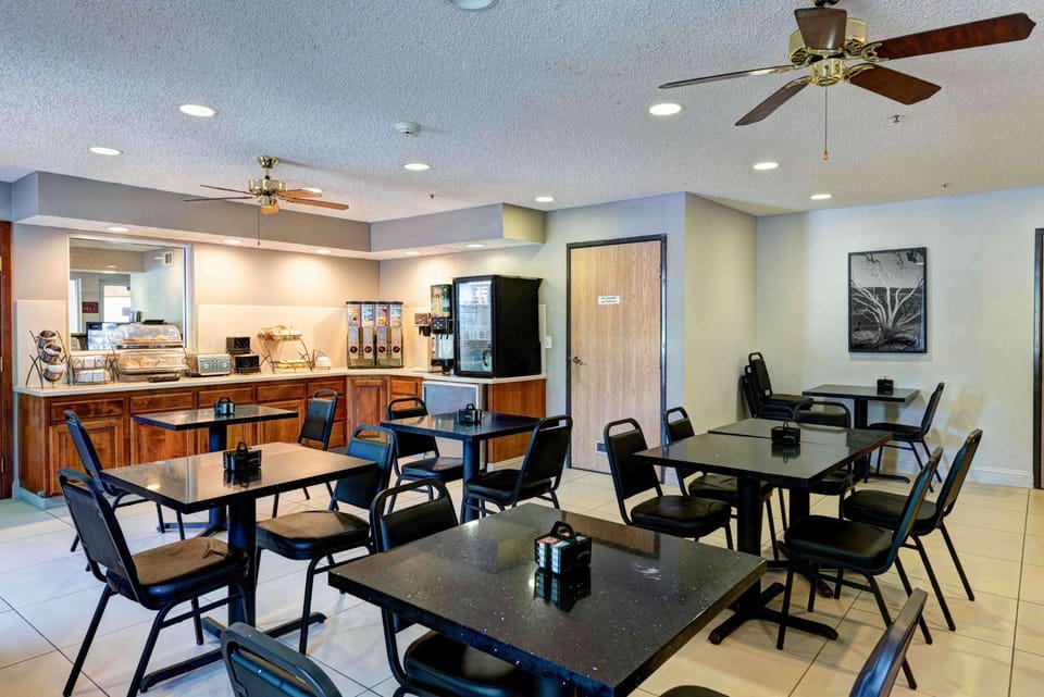 Restaurant/places to eat, Dining area, On site, Breakfast