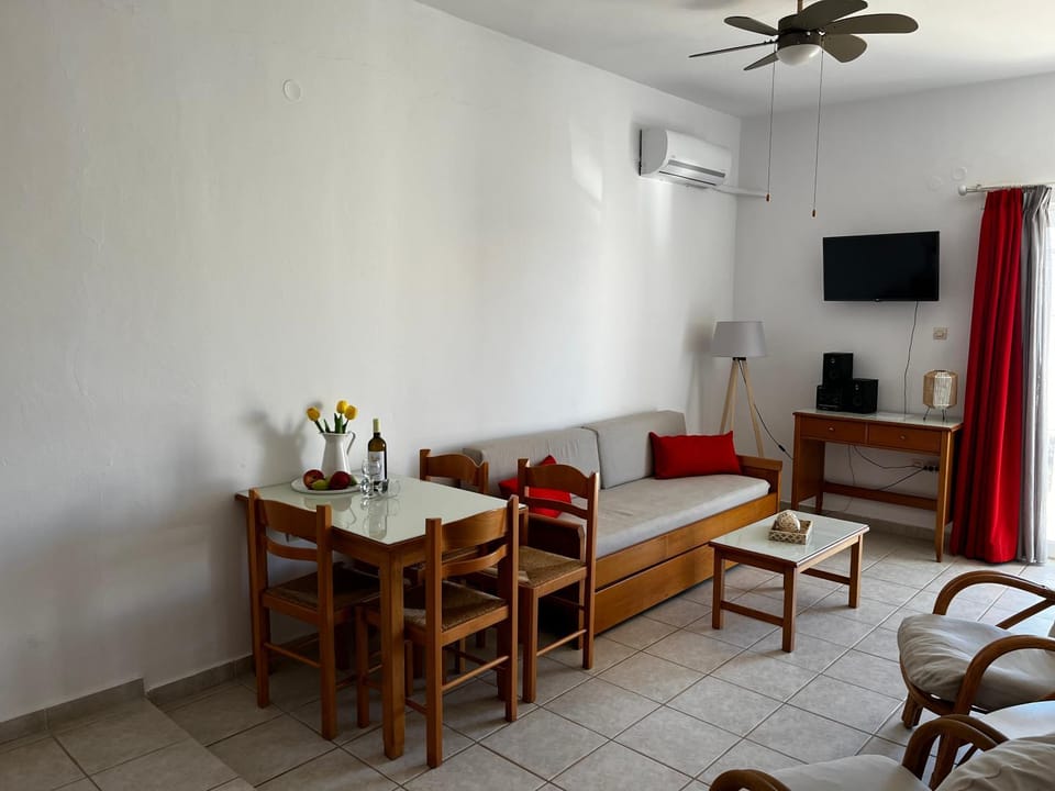 TV and multimedia, Living room, Photo of the whole room, Dining area
