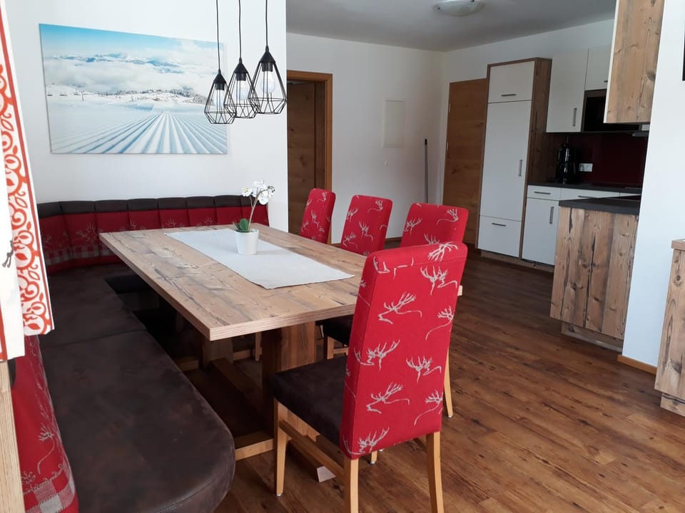 Kitchen or kitchenette, Seating area, Dining area