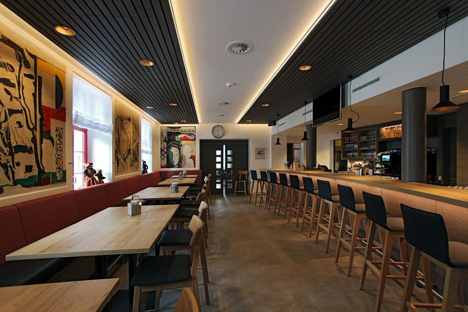 Restaurant/places to eat, Lounge or bar