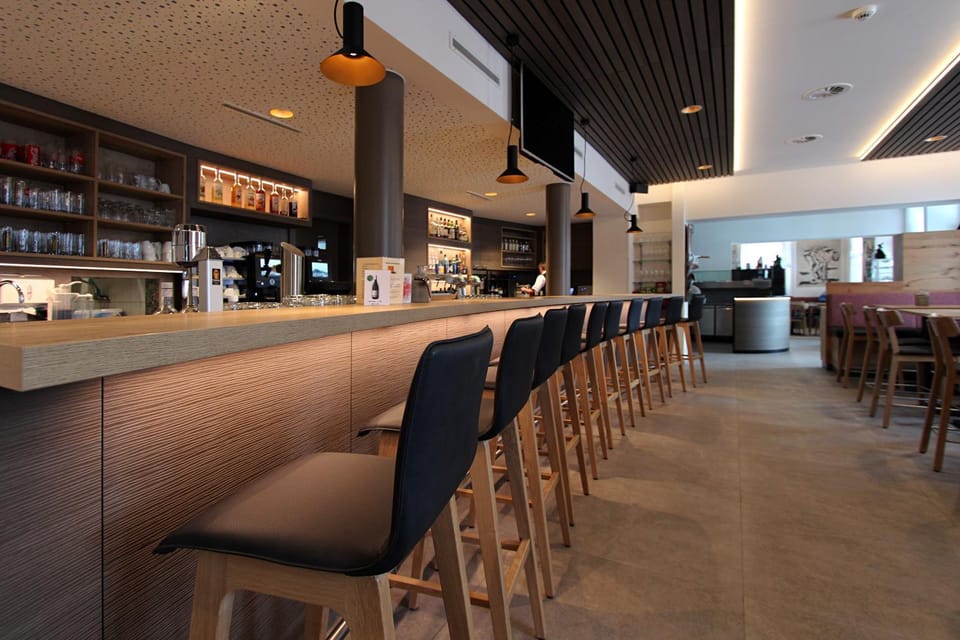 Restaurant/places to eat, Lounge or bar