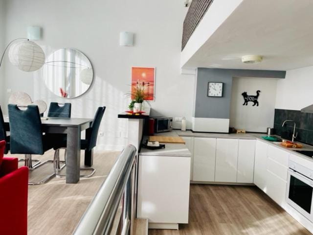 Kitchen or kitchenette, Dining area