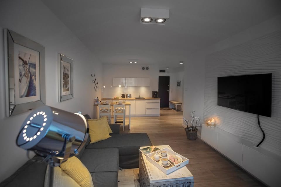 TV and multimedia, Coffee/tea facilities, Kitchen or kitchenette, Living room, Dining area