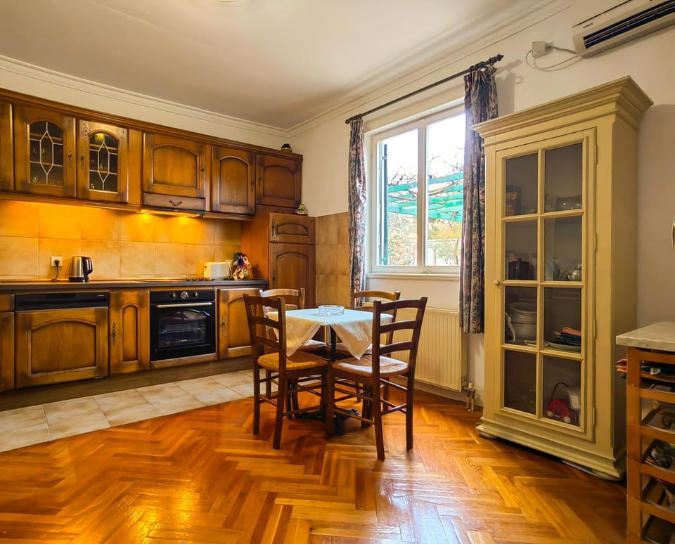 Coffee/tea facilities, Kitchen or kitchenette, Dining area, dishwasher, oven, stove, toaster