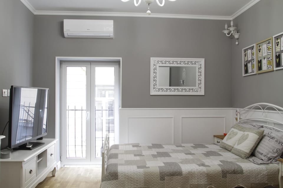 Bed, TV and multimedia, Seating area, Bedroom, air conditioner