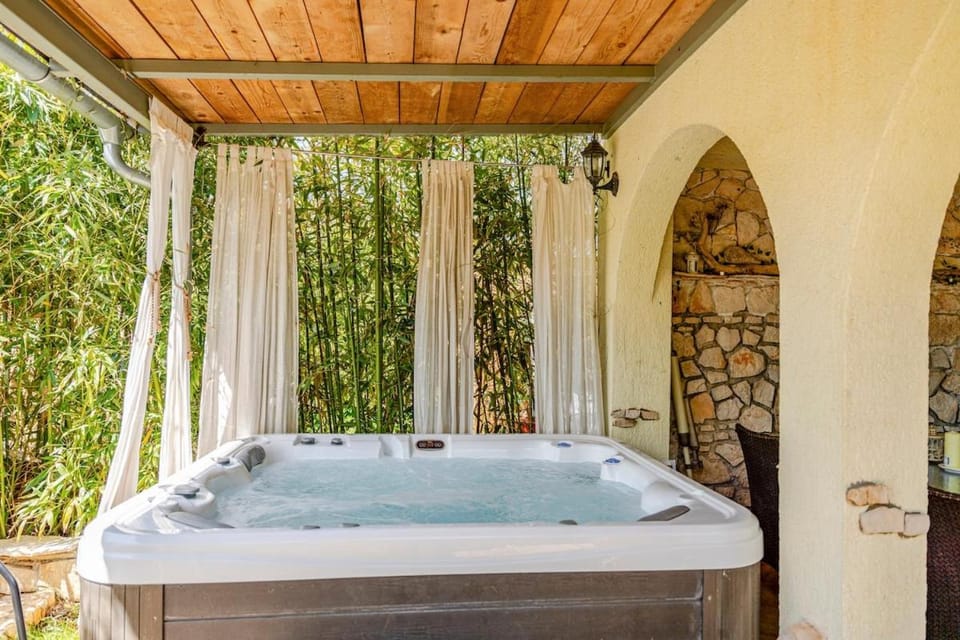 Lee house, WI-FI,FREE PARKING, HOT TUBE House in Fažana