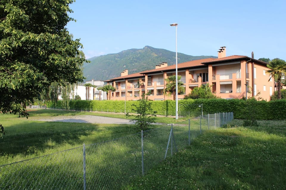 Property building, Facade/entrance, Garden, Balcony/Terrace, Garden view, Mountain view