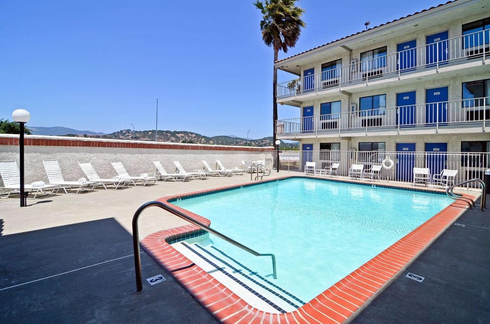 Pool view, Swimming pool, sunbed
