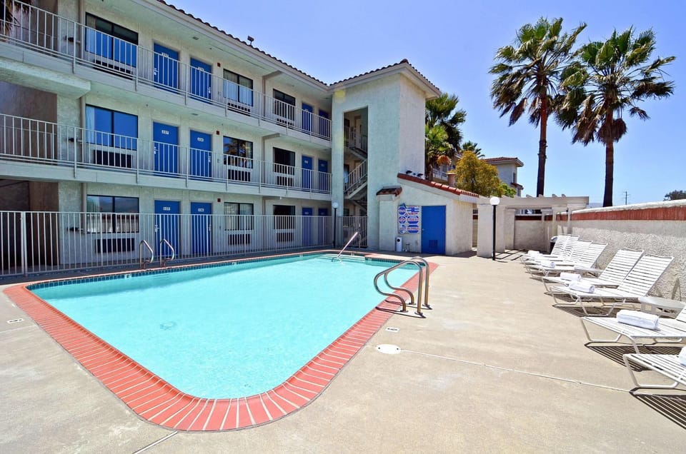 Pool view, Swimming pool, sunbed