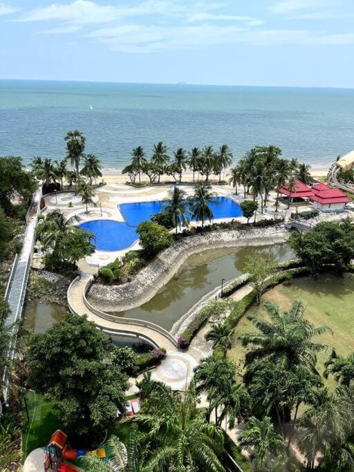 Sunshine Beach Condotel by Lux Apartment in Pattaya City
