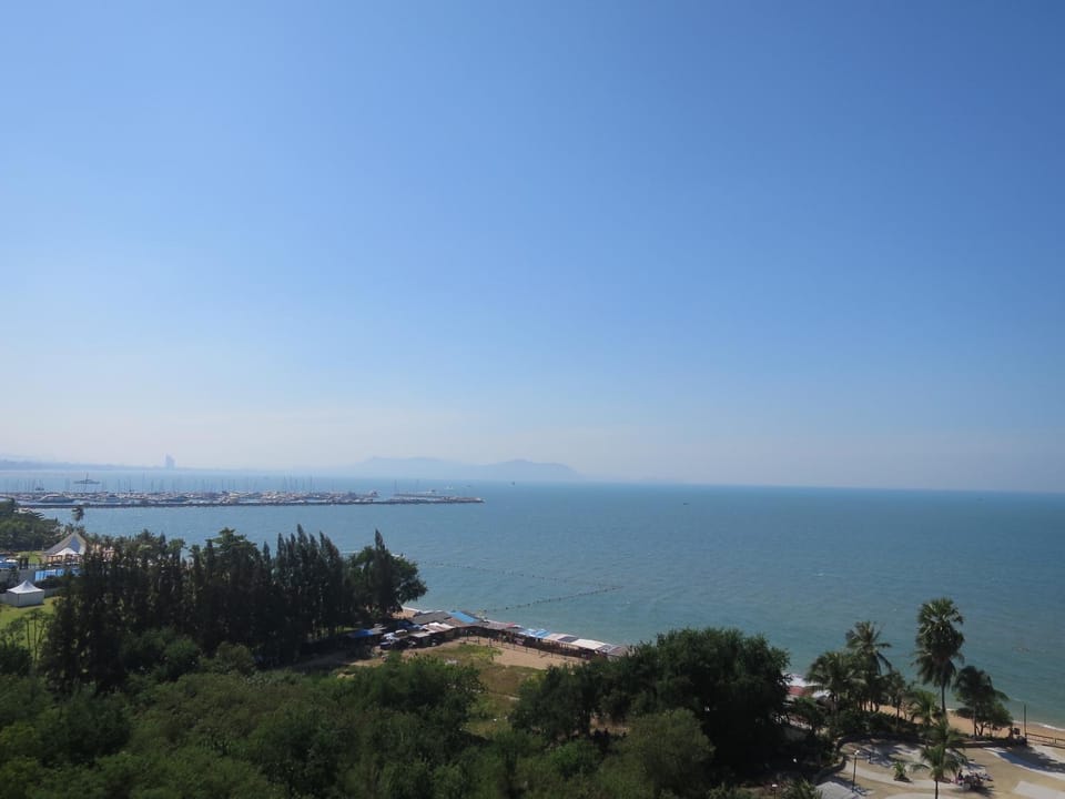 Sunshine Beach Condotel by Lux Apartment in Pattaya City