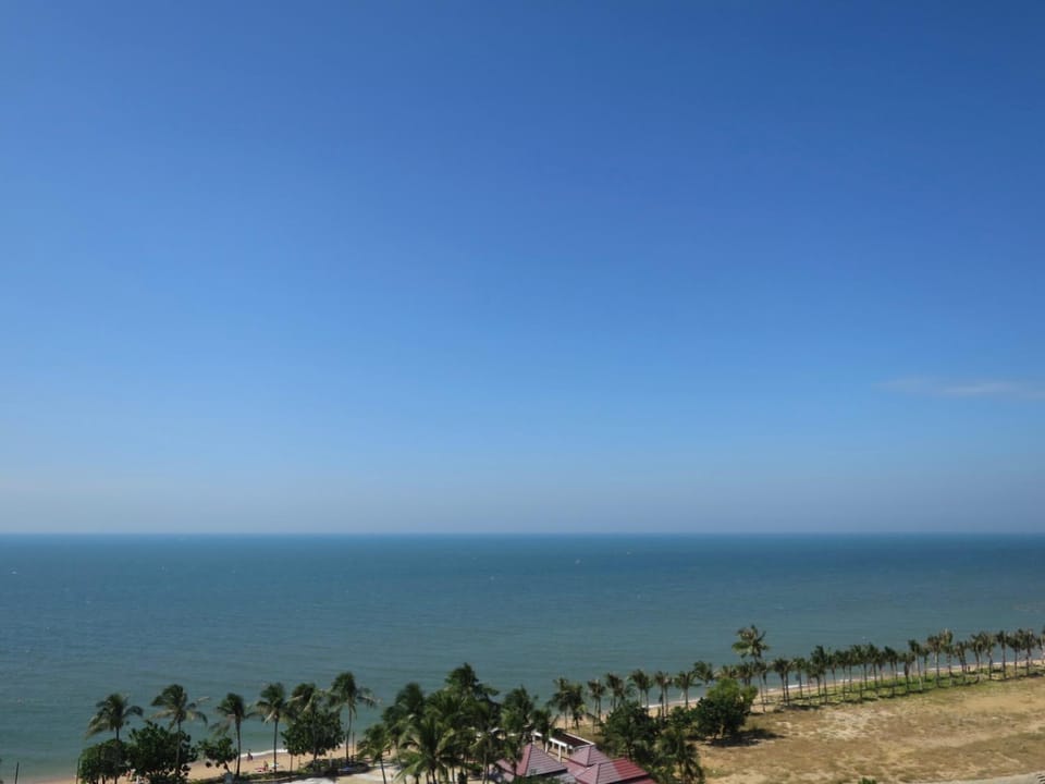 Sunshine Beach Condotel by Lux Apartment in Pattaya City