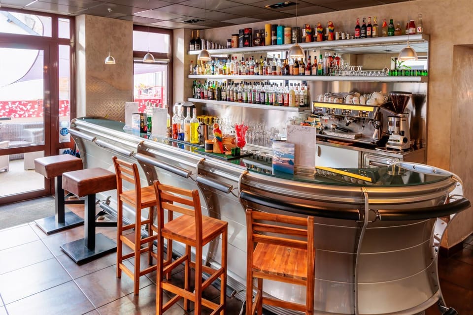Lounge or bar, Food and drinks