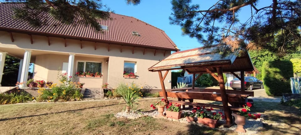 Virágos Apartman Balatonszemes Apartment in Hungary
