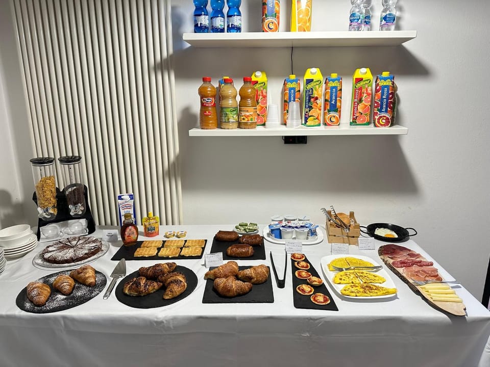 Continental breakfast, Buffet breakfast, Italian breakfast