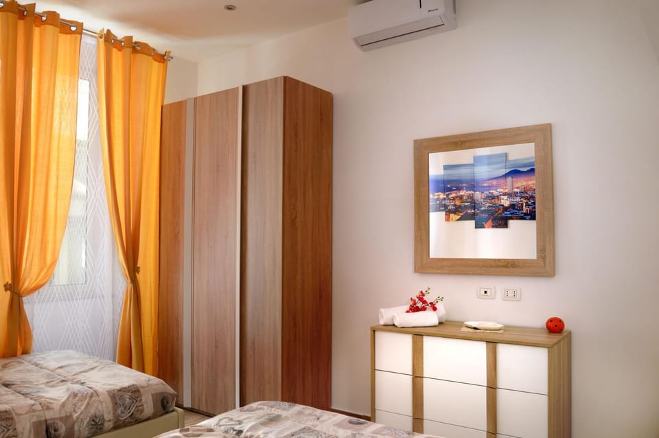 Photo of the whole room, Decorative detail, Bedroom