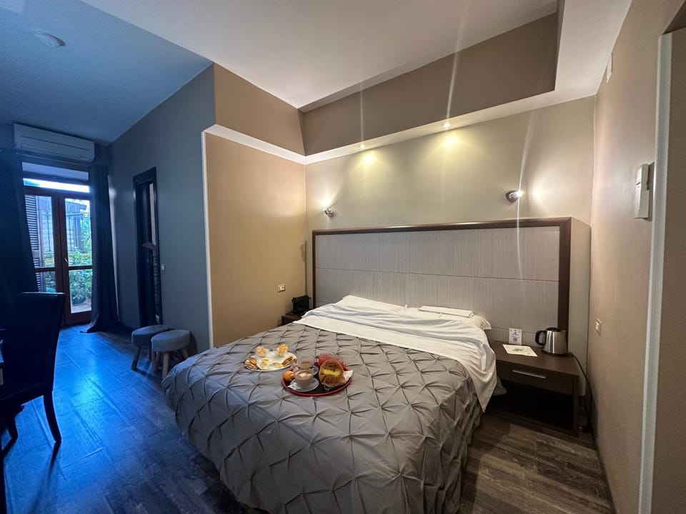 Bed, Coffee/tea facilities, Living room, Food and drinks, Photo of the whole room, Bedroom, room service
