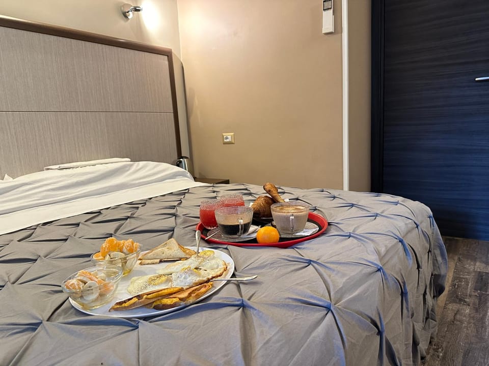 Photo of the whole room, Breakfast