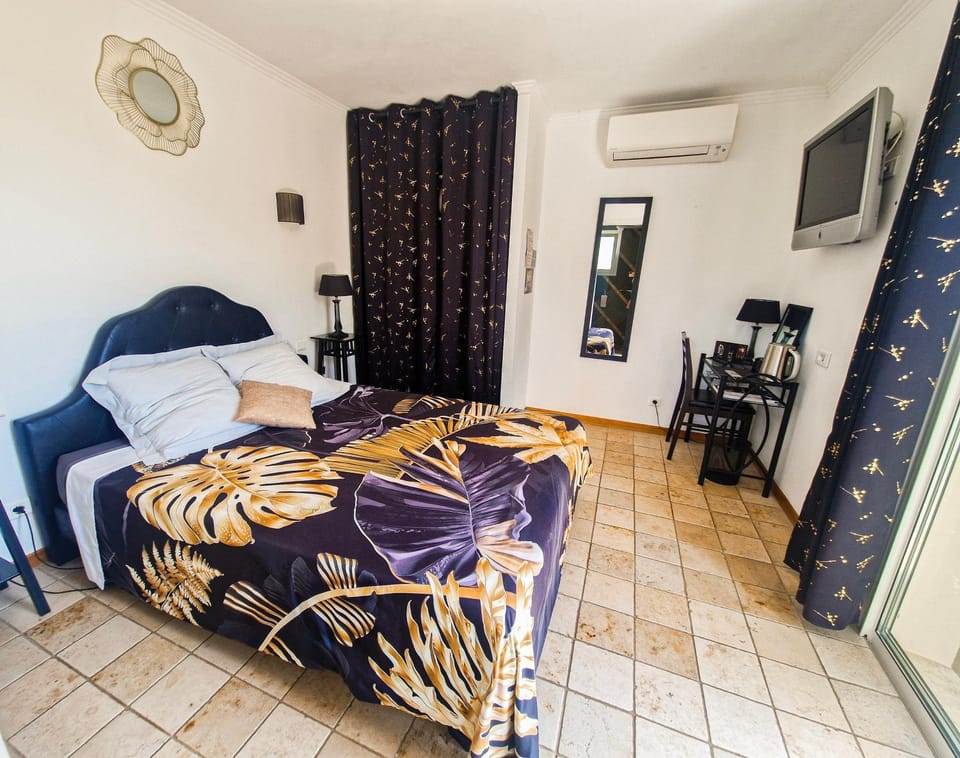 Property building, Photo of the whole room, Bedroom