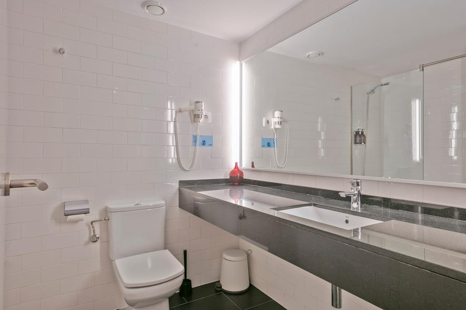 Shower, Toilet, towels